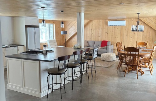 Saint-Etienne-de-Lauzon House | A 4-season haven for families and pets.