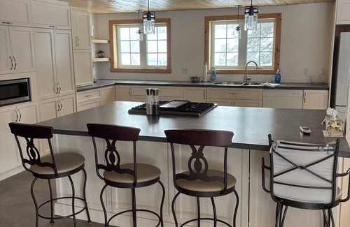 Saint-Etienne-de-Lauzon House | A 4-season haven for families and pets.