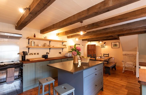Port Isaac House | A beautiful Grade 2 listed Manor House with parking - 1 minute walk from beach