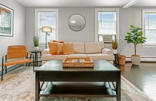 Mill River Apartment | A brick's throw away to Sally's!