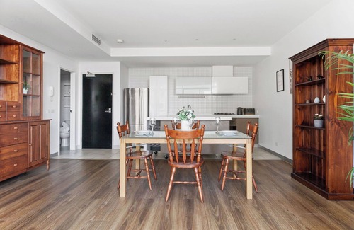 Carlton South Apartment | A Chic 2BR Apt Near Melbourne Uni, FREE Parking