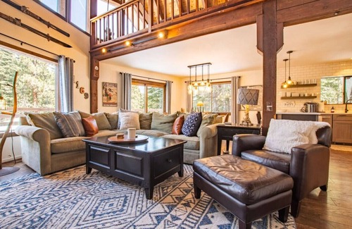 Kingswood Estates House | A-Frame Cabin | Hot Tub BBQ Family Fun