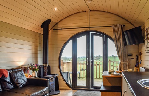 Lampeter Cottage | A fabulous pod sat in 115 acres of farmland with private hot tub.