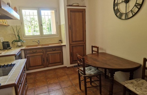 Gemenos House | A L'OMBRE de L'ACACIA T2 air-conditioned, 70 m2, secure parking, garden with trees
