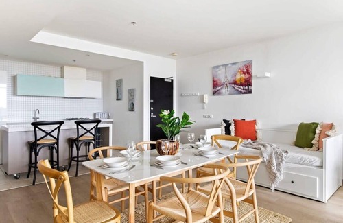 Carlton South Apartment | A Lux 2BR Apt Next to Melbourne Uni, FREE Parking