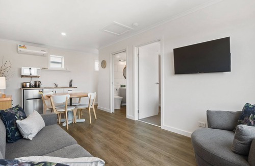 Mornington Apartment | A luxurious apartment right near the seaside!