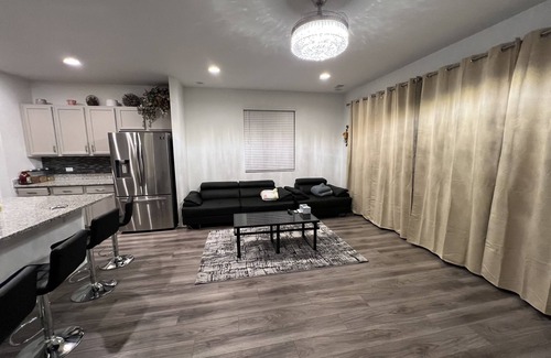 Commerce City House | A nice cozy modern, stylish and spacious house in Denver