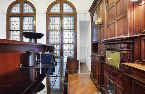 Les Halles Apartment | A PARISIAN CHARM JUST STEPS FROM THE ICONIC LOUVRE MUSEUM AT RUE DE L'ORATOIRE