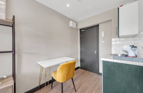 Shacklewell Apartment | A Place to Dream: Airy Studio in Serene Locale