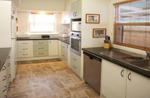 Newington House | A Place To Stay - 10 Smith St