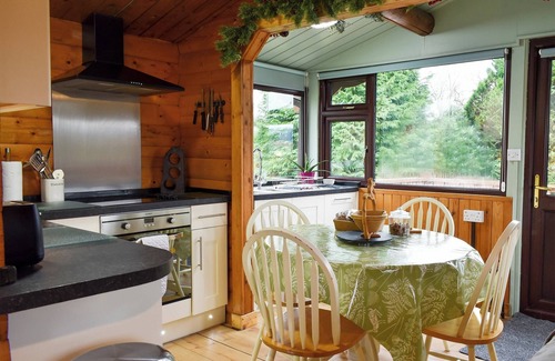 Bronaber Cottage | A quintessential cosy log cabin awaits in a fantastic area.
