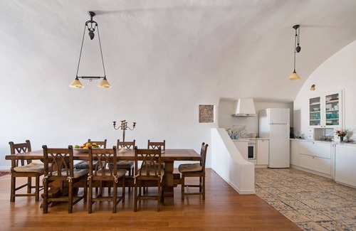 Finikia Villa | A Renovated old winery-canava in Finikia