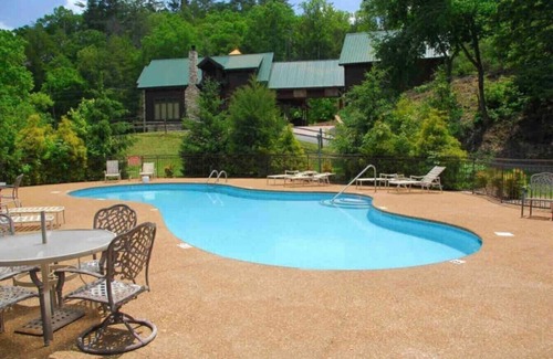 Gatlinburg - Pigeon Forge Cabin | A River Runs Through It