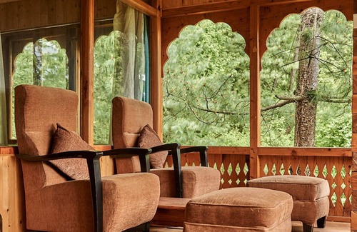 Manali Cottage | A secluded Private Castle with the Balcony of Dreams in the middle of a forest!