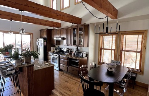 Crested Butte South House | A Slice of Paradise: Mountain Views, Hot Tub & Breathtaking Stars