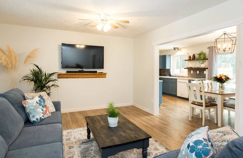 Cumberland House | A spacious stylish getaway, with hot tub!