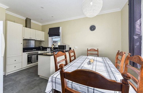 Port Macdonnell House | "A Wave From It All" is a Cosy 3 bedroom 1950's Mt
