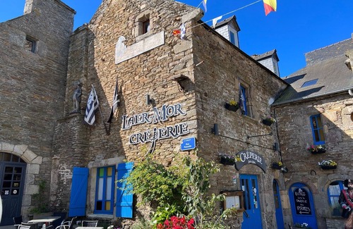 Plouarzel House | Aapartment, sea view in the distance and e-bike