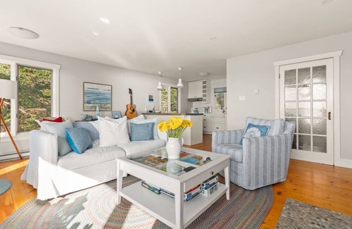 Ingramport Cottage | Abby's Beach House - Ocean and lakefront Cottage