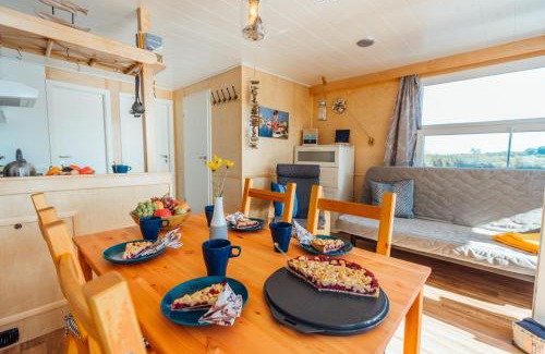 Anklam Boat Rental | Abenteuer Flusslandschaft - Hausboot fest vertäut in Mecklenburg-Vorpommern