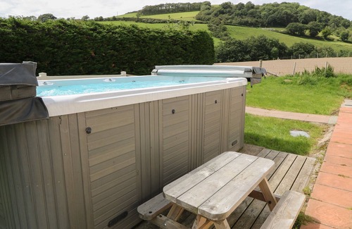 Llandre House | ABERCEIRO BUNGALOW, pet friendly, with hot tub in Bow Street, Wales
