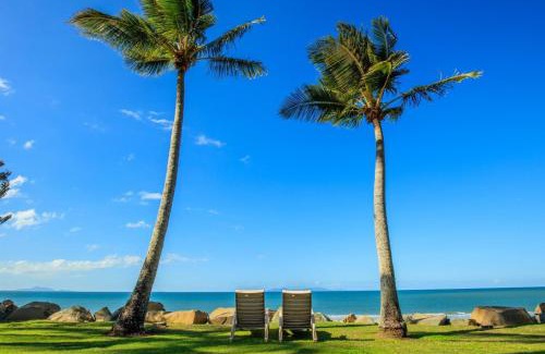 Blacks Beach Apartment | ABSOLUTE BEACH FRONT MACKAY - Blue Pacific