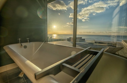 Otago House | ABSOLUTE BEACHFRONT LUXURY ACCOMODATIONnEntire home with Private Beach Access