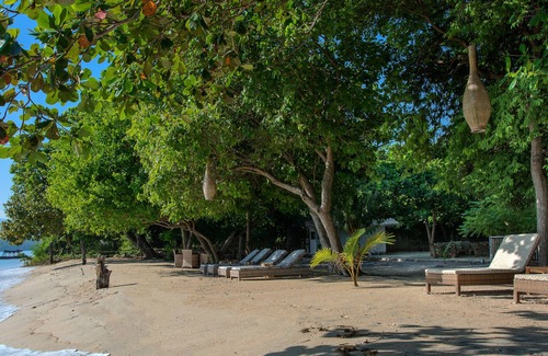 Sigar Penjalin Villa | Absolute Beachfront Villa Private Pool