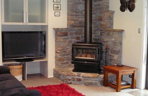 Lowburn House | Absolute lake front country retreat