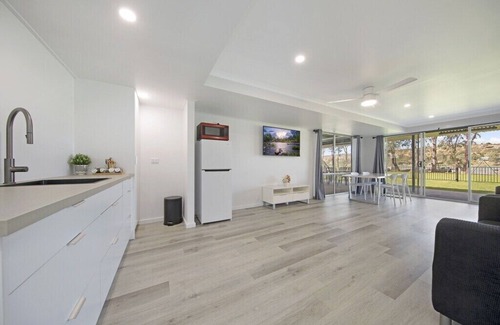 Pellaring Flat House | 🌊 Absolute Waterfront Bliss – Pet Friendly Family Shack to Ski, Fish & Relax