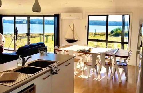 Stieglitz House | Absolute waterfront - Family & pet friendly house