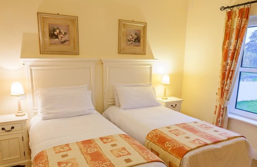 Bodyke House | Accessible-Double-Twin-House with Private Bathroom