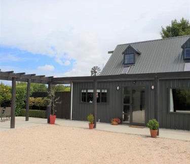 Oamaru House | Accommodation at Lakeside