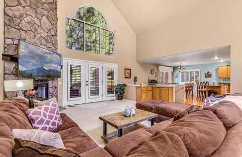 Flagstaff House | ACE - A Hole in One! | Right on the Golf Course | Hot Tub | Mt Views & Pines