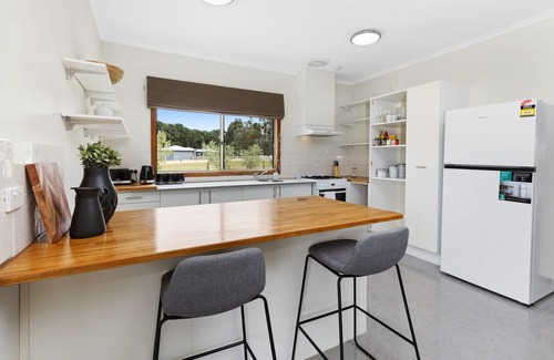 Hastings House | Acreage Farm Stay by Ready Set Stay - Cottage and House