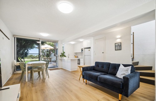 Semaphore Park House | Adelaide Beach Serenity