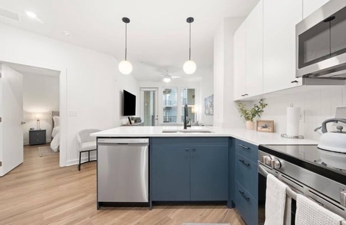 Monroe Ward Apartment | Admirable Comfort 1-Bedroom Apartment - Downtown RVA - Pool, Gym & Parking