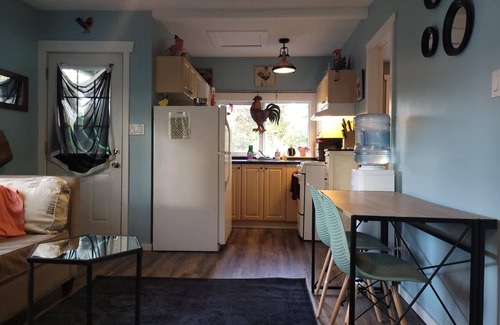 Regional District of Nanaimo House | Adorable Cottage. Hot Tub, BBQ, Propane firepit. Queen bed, bunk beds. Sleeps 5.