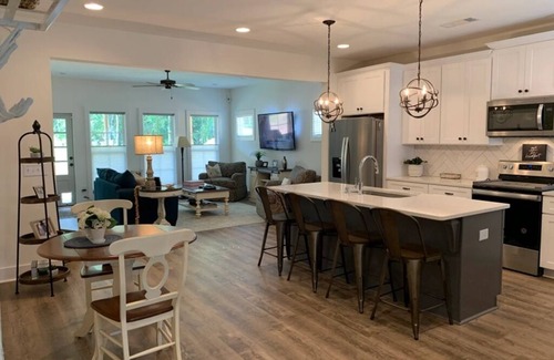 Auburn House | Adorable Single Level Cottage with Covered Porch Close to Campus