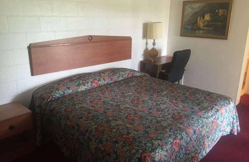 Fairview Hotel | Affordability Meets Comfort at Knights Inn Fairview! Pet-friendly Property