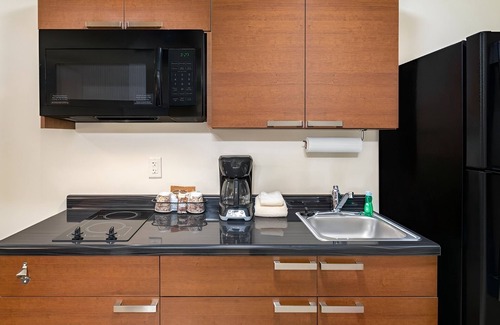 Berwick Hotel | Affordable Room with Full Amenities Near I-35, Ankeny Art Center & Cascade Falls