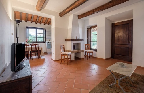 Roccalbegna House | Agriturismo Ginepro Poderone with Garden, Shared Pool & Wi-Fi