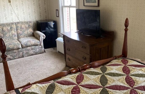 Wabasha Hotel | AH #22 · AH #22 Queen Suite w/SS/shower/Fridge