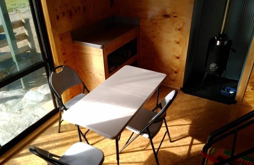 Totara Flat Cabin | Ahaura River valley views a short walk from Bach