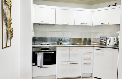 Newton Apartment | *Aircon, park views, outdoor pool, S King Bed !*