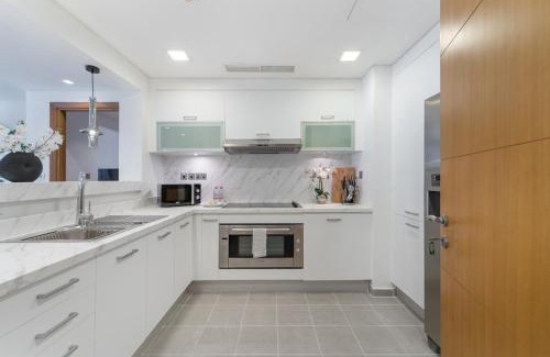 Palm Jumeirah Apartment | AirDXB - Stylish Relaxing 3-Bedroom Apartment Perfect for Family in Palm Jumeirah