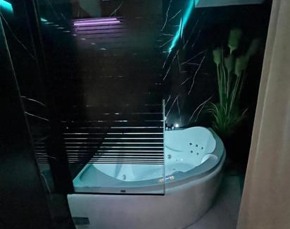 Wetzendorf Apartment | Airport Apart Exklusiv Apartment mit eigenem Whirpool 2,5 km vom Flughafen Nürnberg