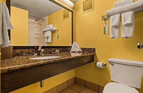 Western Honolulu Hotel | Airport Convenience | Deluxe King Room with Shuttle | Swimming Pool & Breakfast