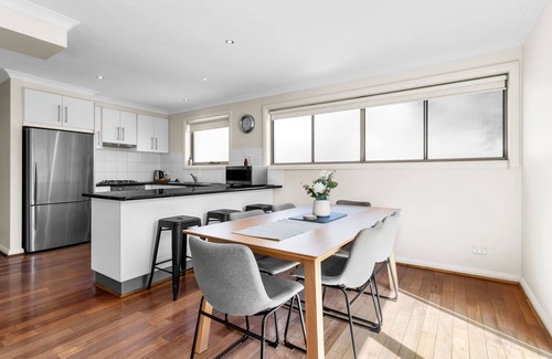 Airport West House | Airport West Stunner by Ready Set Stay- Close to Melb Airport & Pet Friendly