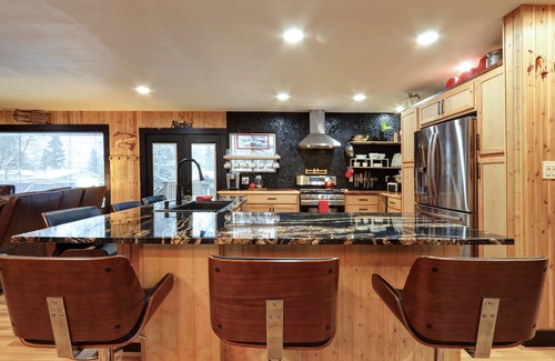 Sand Lake House | Alaskan 2300 sq ft Modern Cabin Hotel Like home with Hot Tub